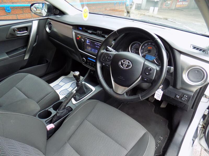 TOYOTA AURIS